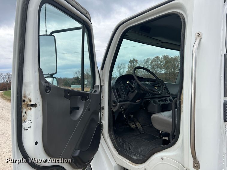 image for item MS9018 2007 Freightliner Business Class M2  semi truck