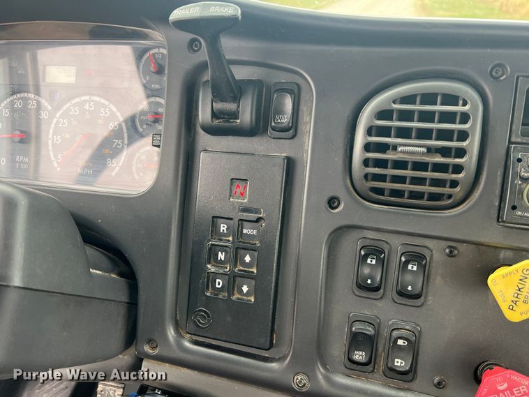 image for item MS9018 2007 Freightliner Business Class M2  semi truck