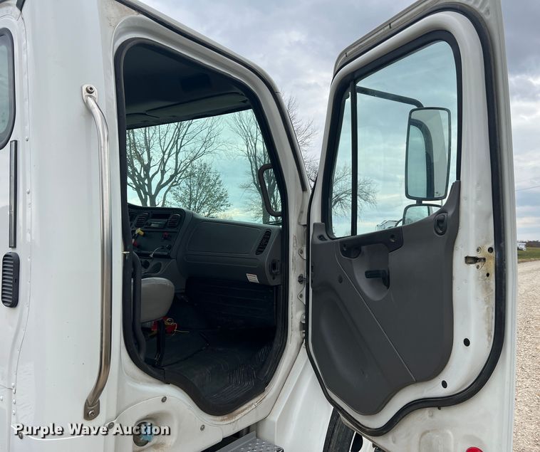 image for item MS9018 2007 Freightliner Business Class M2  semi truck