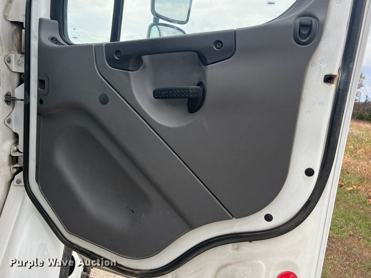 image for item MS9018 2007 Freightliner Business Class M2  semi truck