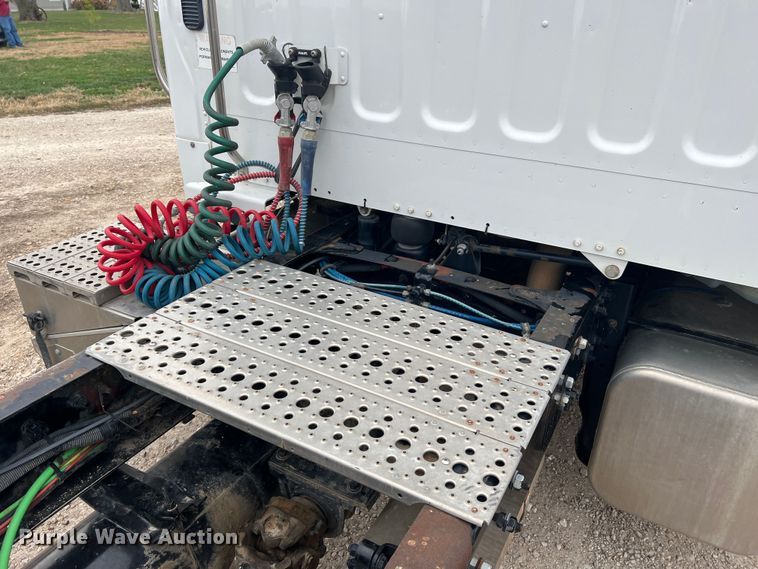 image for item MS9018 2007 Freightliner Business Class M2  semi truck