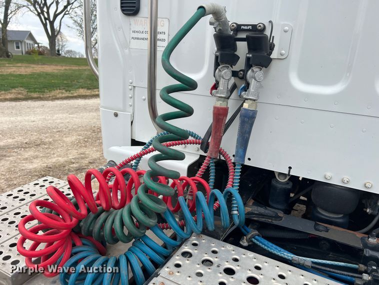 image for item MS9018 2007 Freightliner Business Class M2  semi truck