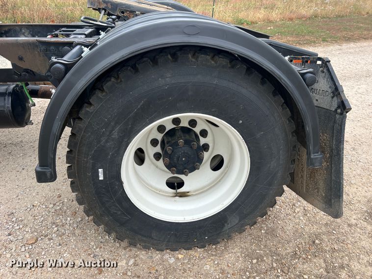 image for item MS9018 2007 Freightliner Business Class M2  semi truck