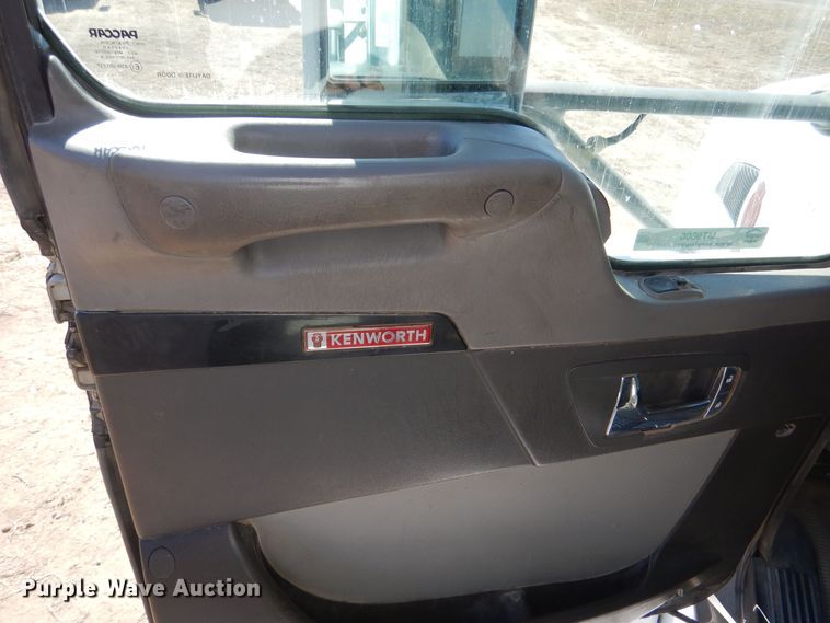 image for item MT9800 2012 Kenworth T660  semi truck