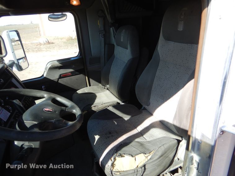 image for item MT9800 2012 Kenworth T660  semi truck