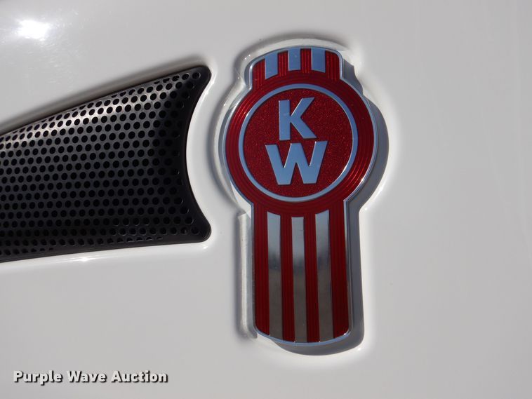 image for item MT9800 2012 Kenworth T660  semi truck