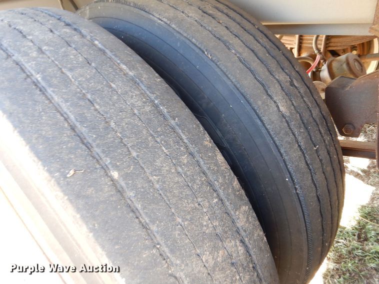 image for item MT9802 1990 Guthrie  grain trailer