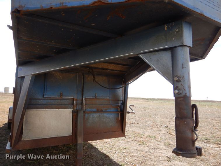 image for item MT9803 1991 Titan  livestock trailer