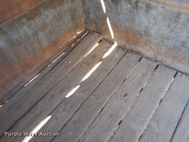 image for item MT9803 1991 Titan  livestock trailer