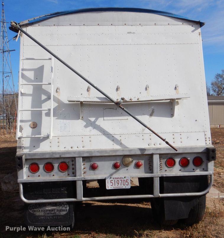 image for item MT9804 1983 Cornhusker 800-72382-2013 40-4  grain trailer