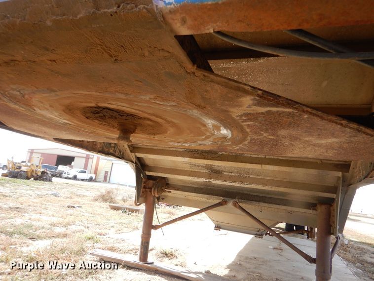 image for item MT9804 1983 Cornhusker 800-72382-2013 40-4  grain trailer