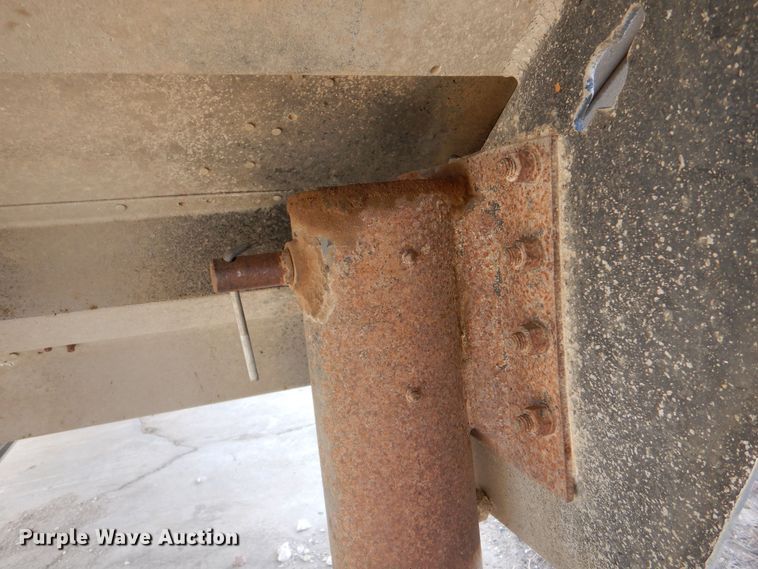 image for item MT9804 1983 Cornhusker 800-72382-2013 40-4  grain trailer