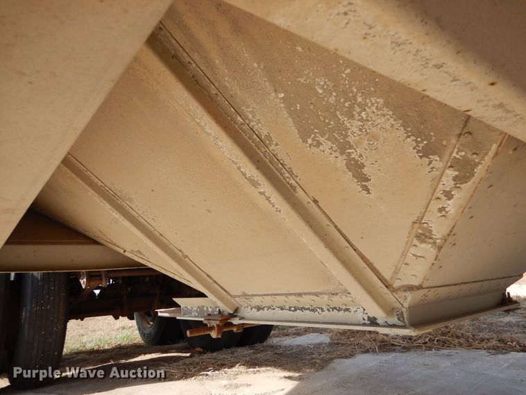 image for item MT9804 1983 Cornhusker 800-72382-2013 40-4  grain trailer