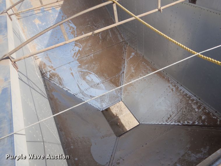 image for item MT9804 1983 Cornhusker 800-72382-2013 40-4  grain trailer