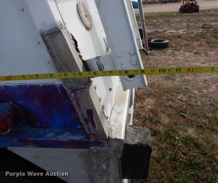 image for item MT9804 1983 Cornhusker 800-72382-2013 40-4  grain trailer