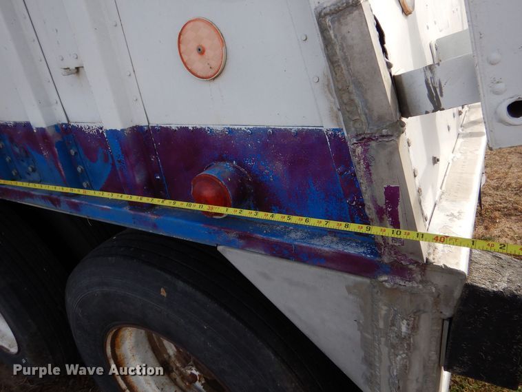 image for item MT9804 1983 Cornhusker 800-72382-2013 40-4  grain trailer