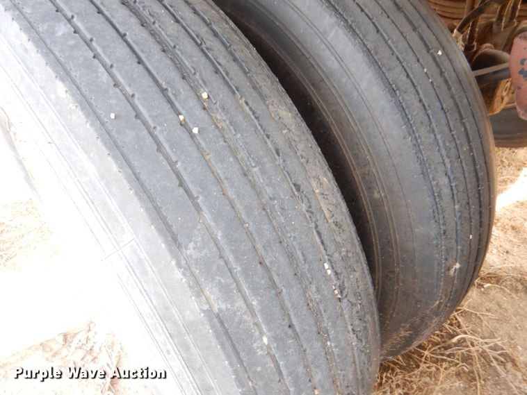 image for item MT9804 1983 Cornhusker 800-72382-2013 40-4  grain trailer