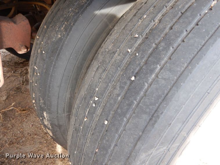 image for item MT9804 1983 Cornhusker 800-72382-2013 40-4  grain trailer