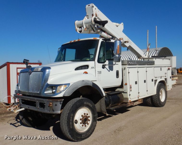 image for item MW9351 2004 International 7300  bucket truck