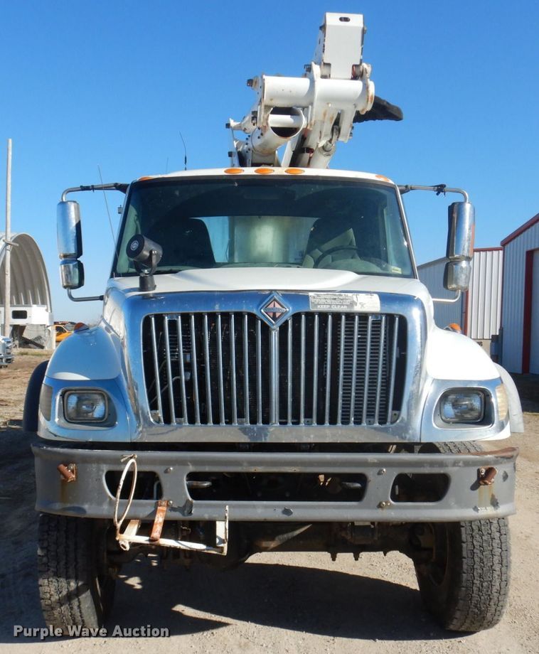 image for item MW9351 2004 International 7300  bucket truck