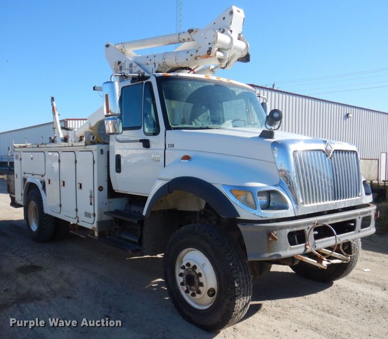image for item MW9351 2004 International 7300  bucket truck