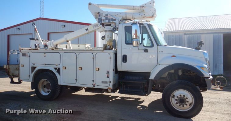 image for item MW9351 2004 International 7300  bucket truck