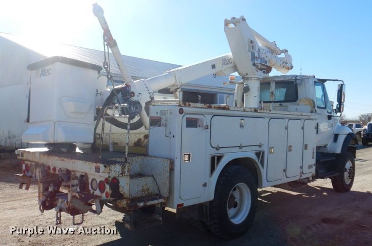 image for item MW9351 2004 International 7300  bucket truck