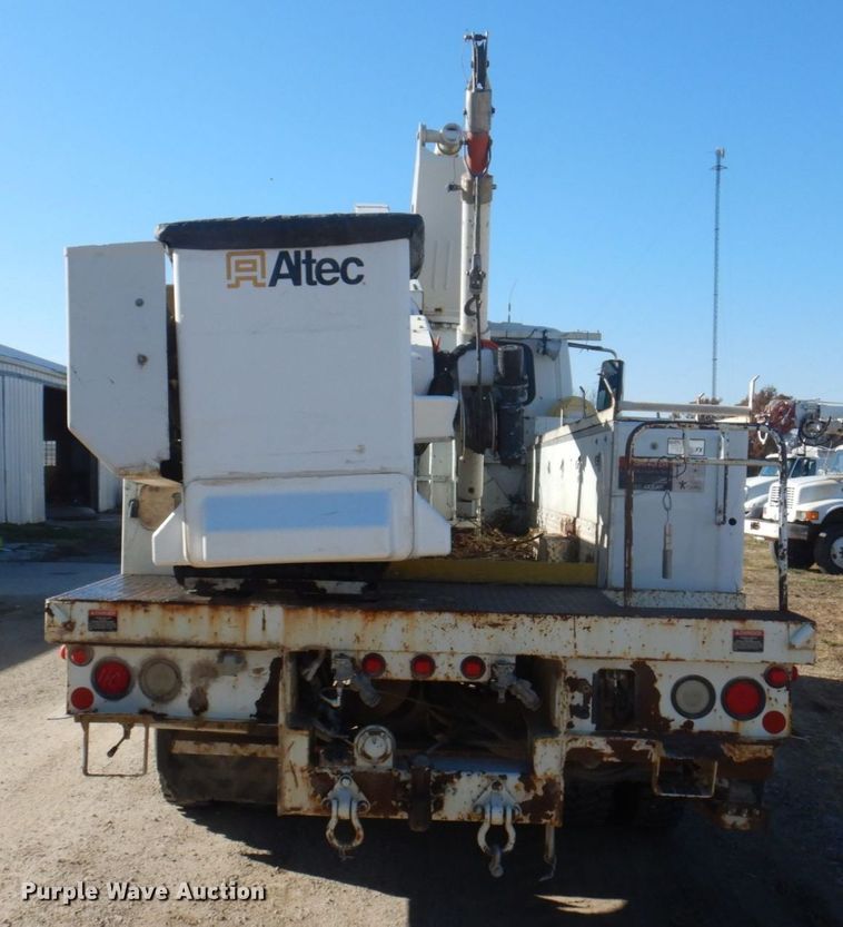 image for item MW9351 2004 International 7300  bucket truck