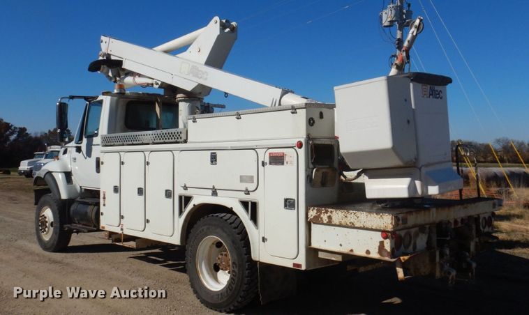 image for item MW9351 2004 International 7300  bucket truck