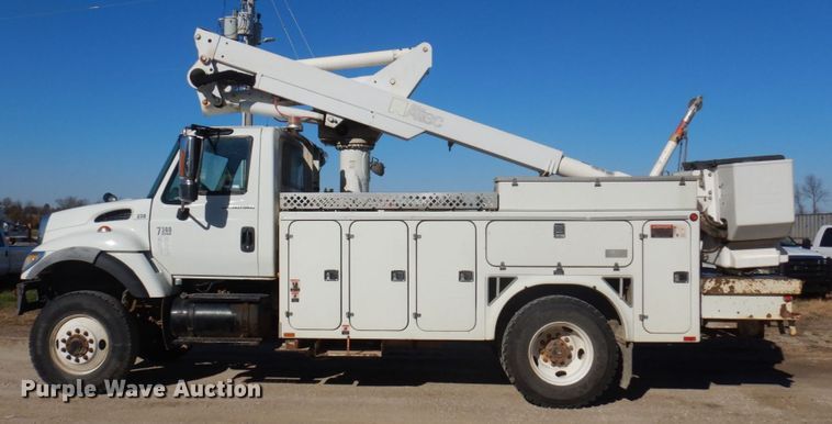 image for item MW9351 2004 International 7300  bucket truck