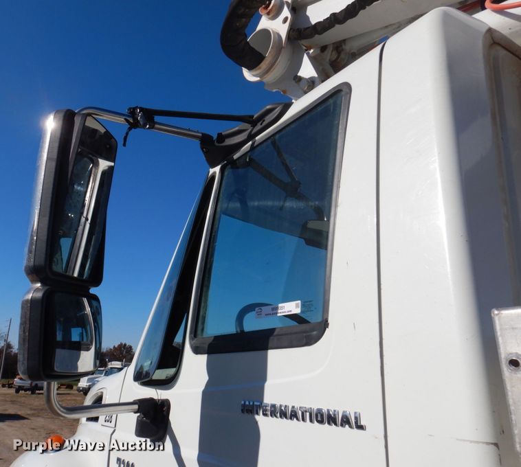 image for item MW9351 2004 International 7300  bucket truck