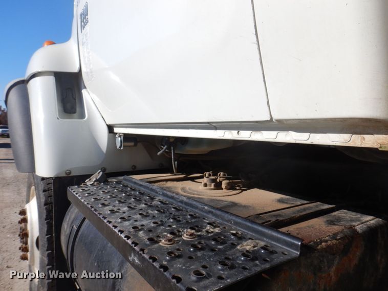 image for item MW9351 2004 International 7300  bucket truck