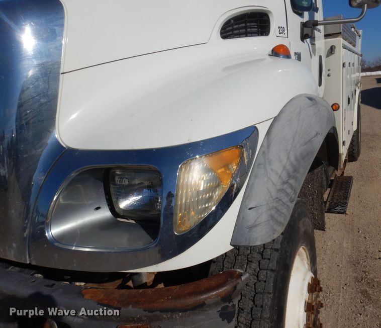 image for item MW9351 2004 International 7300  bucket truck