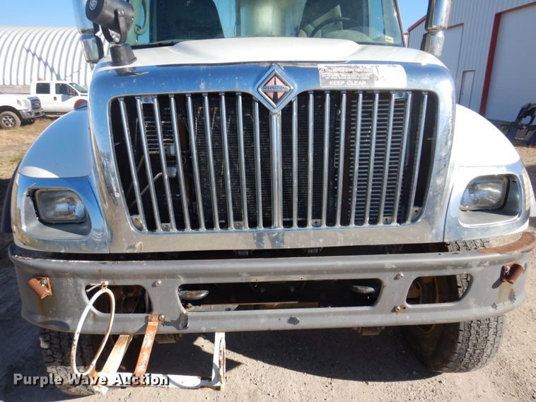 image for item MW9351 2004 International 7300  bucket truck