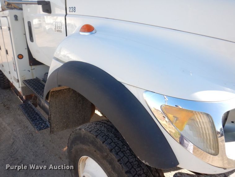 image for item MW9351 2004 International 7300  bucket truck