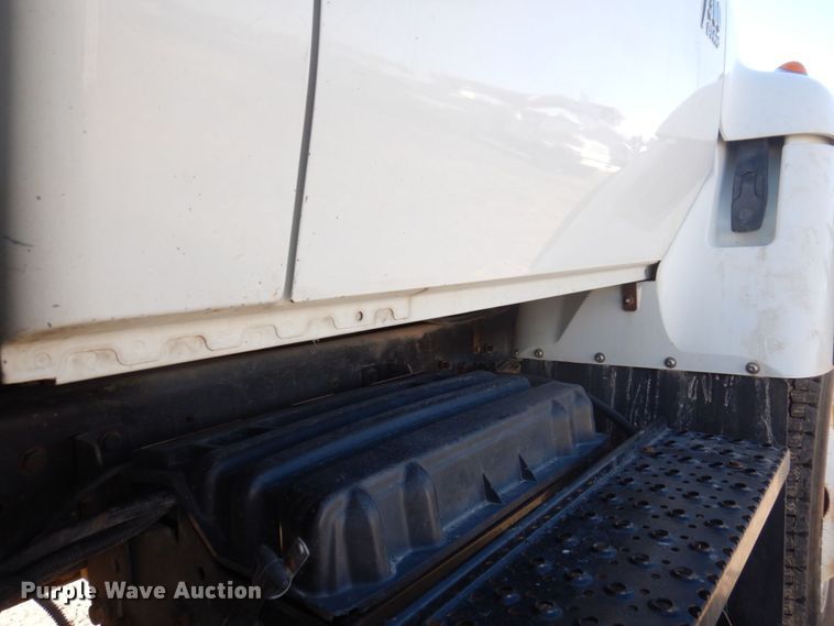 image for item MW9351 2004 International 7300  bucket truck