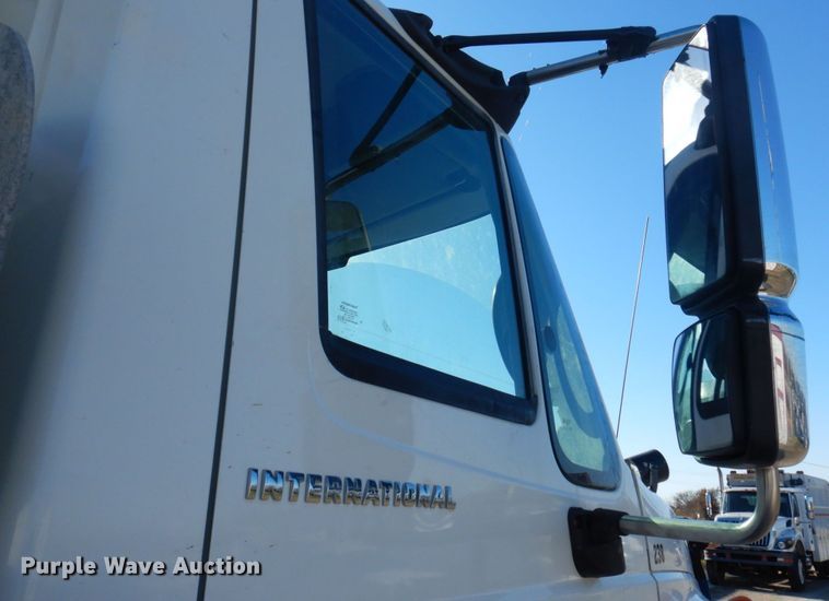 image for item MW9351 2004 International 7300  bucket truck