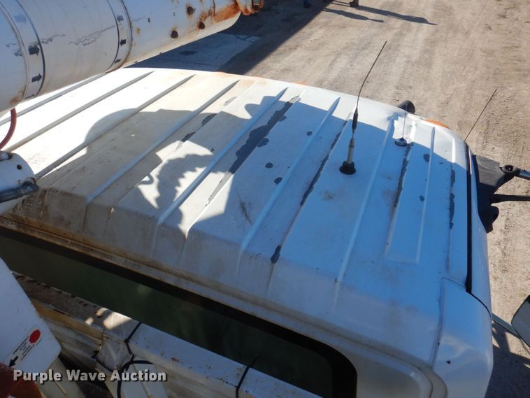 image for item MW9351 2004 International 7300  bucket truck