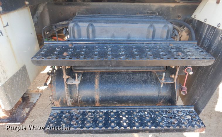 image for item MW9351 2004 International 7300  bucket truck