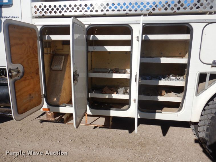 image for item MW9351 2004 International 7300  bucket truck