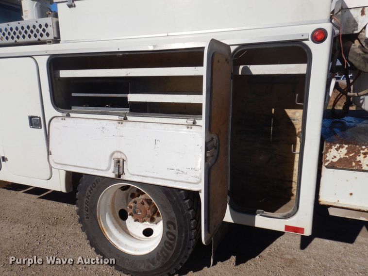 image for item MW9351 2004 International 7300  bucket truck