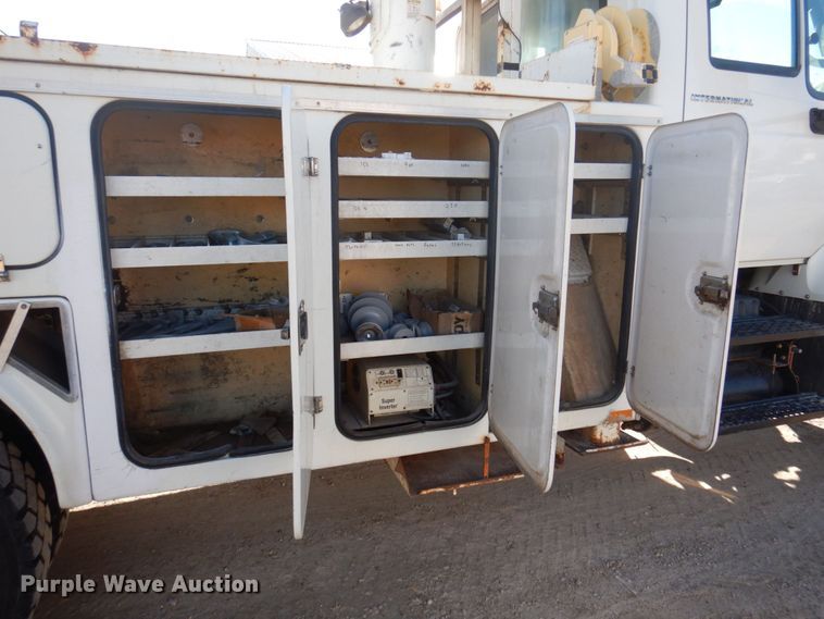 image for item MW9351 2004 International 7300  bucket truck