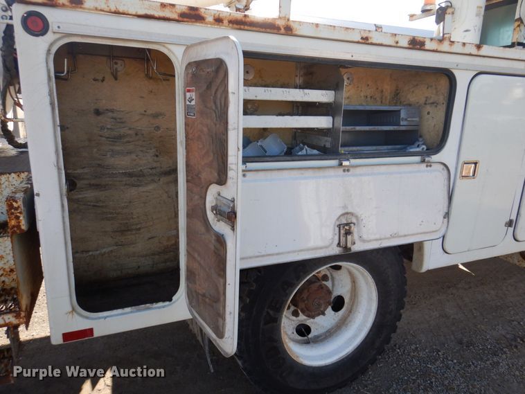 image for item MW9351 2004 International 7300  bucket truck