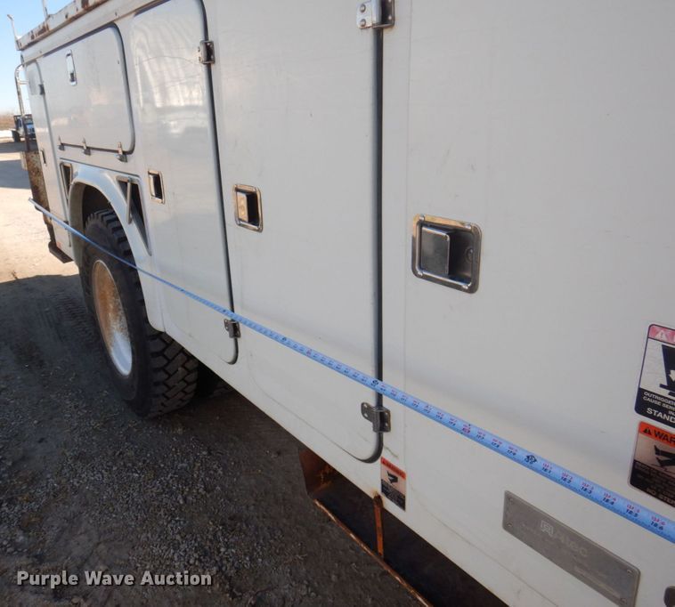 image for item MW9351 2004 International 7300  bucket truck