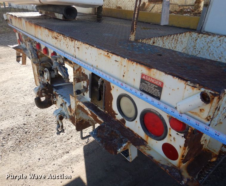 image for item MW9351 2004 International 7300  bucket truck