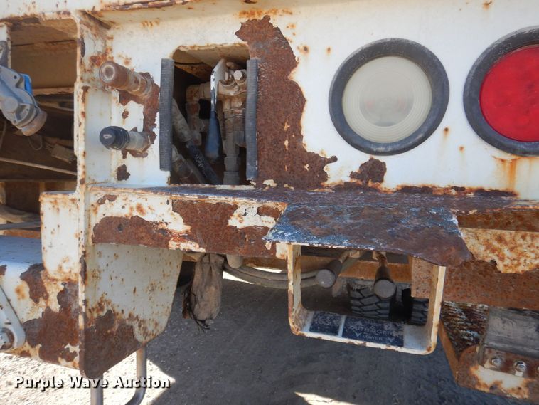 image for item MW9351 2004 International 7300  bucket truck