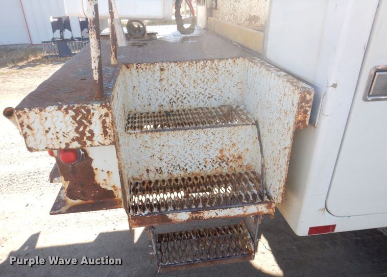 image for item MW9351 2004 International 7300  bucket truck