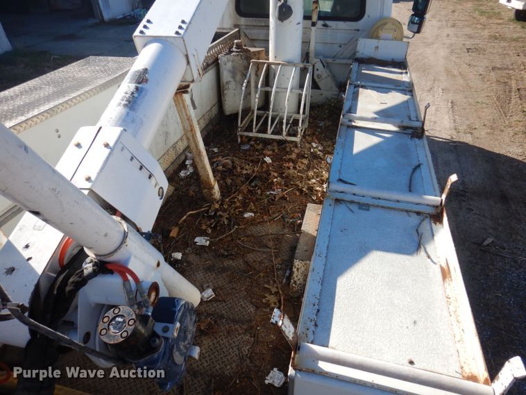 image for item MW9351 2004 International 7300  bucket truck
