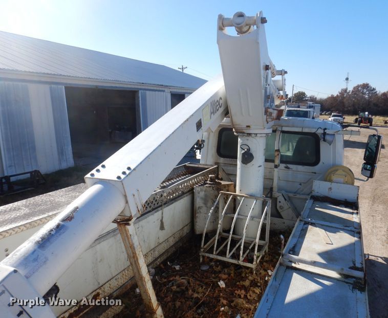 image for item MW9351 2004 International 7300  bucket truck