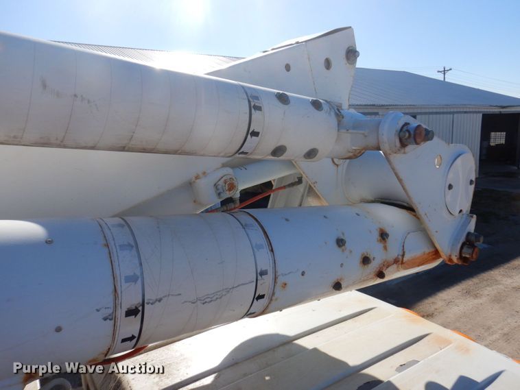 image for item MW9351 2004 International 7300  bucket truck